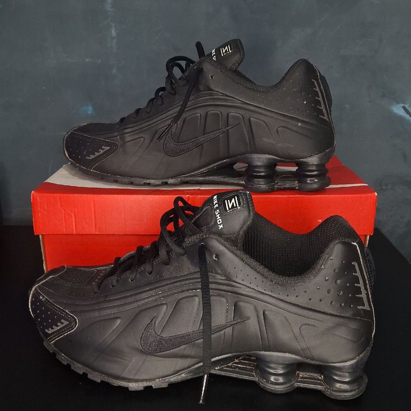 Nike Shox R4 Triple Black スニーカー Nike Shox R4 Triple Black | Nike Usado 107494927 | enjoei