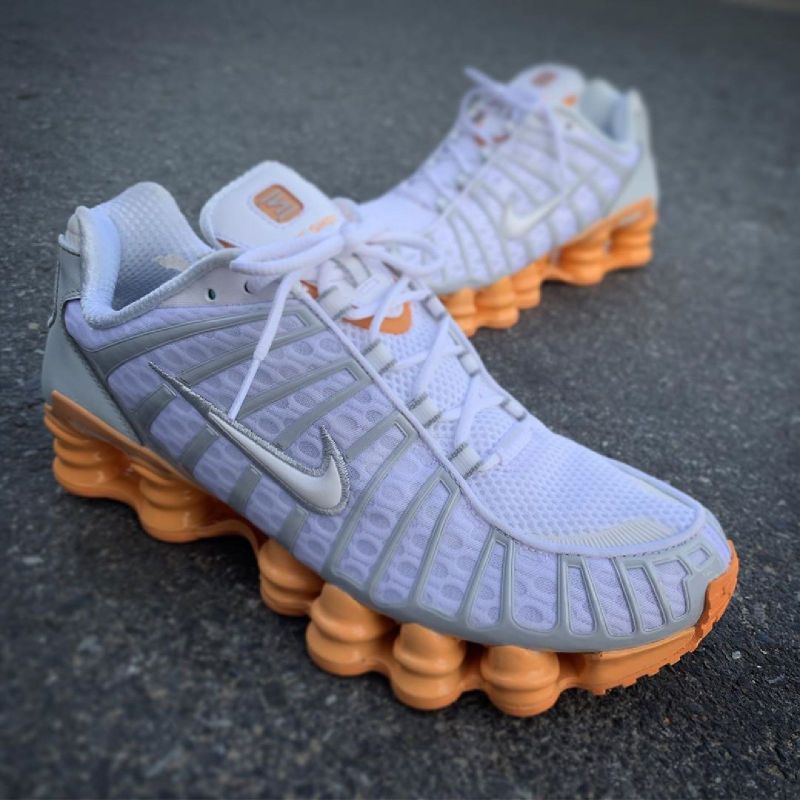 Nike shox best sale branco e laranja