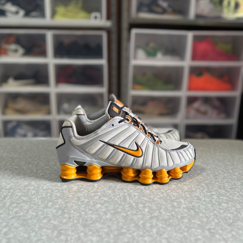 Nike store shox orange