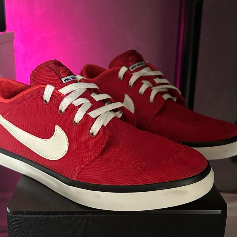 Nike store suketo red