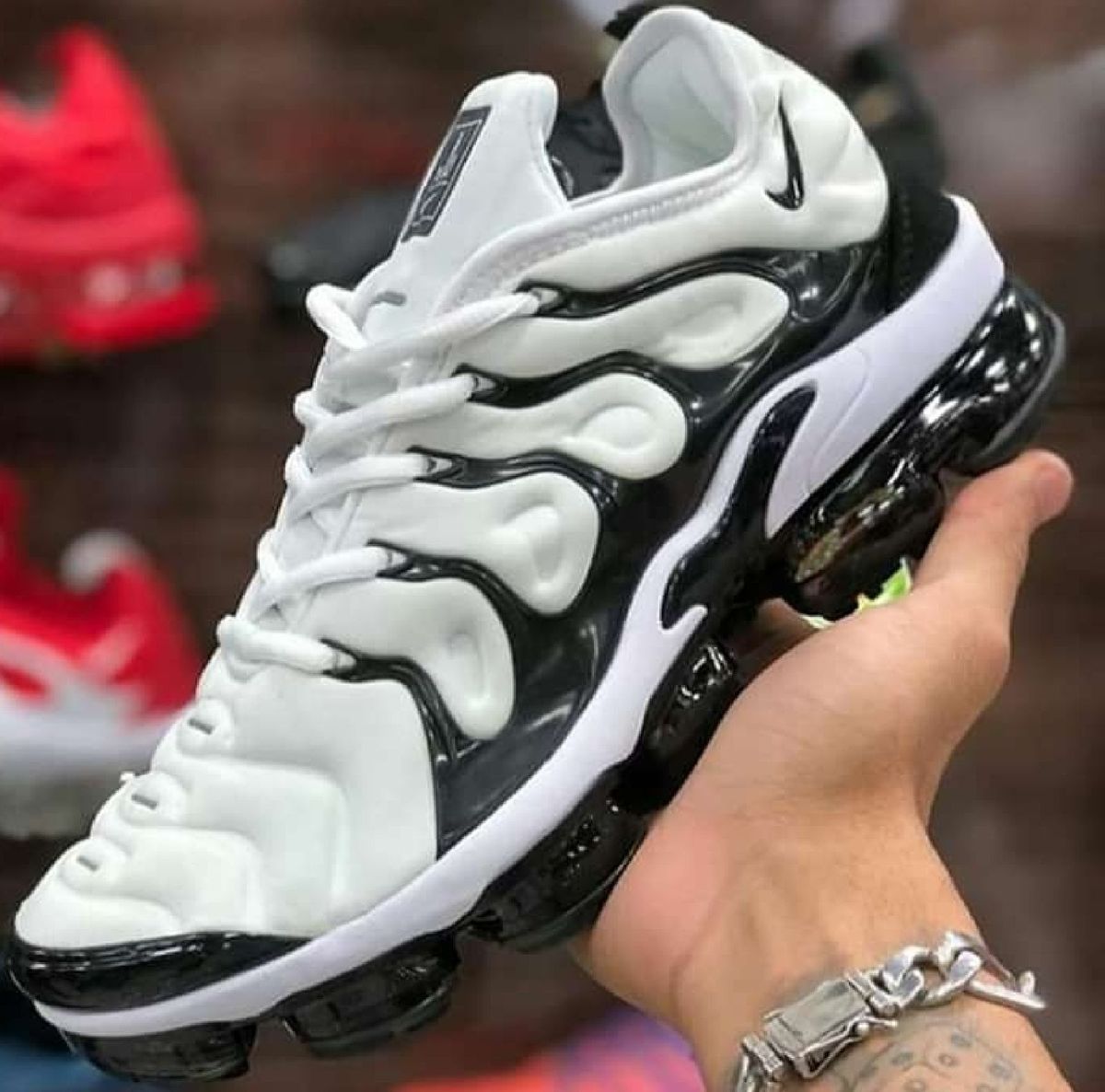 vapormax plus branco e rosa