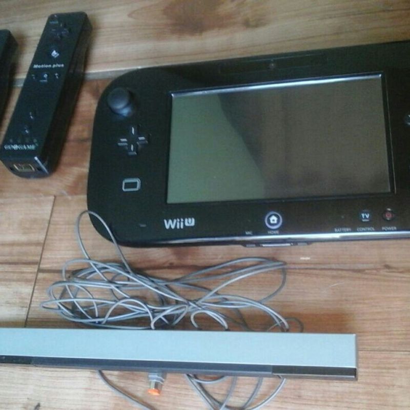 Console - Nintendo Wii U Desbloqueado + 1 jogo ( USADO )