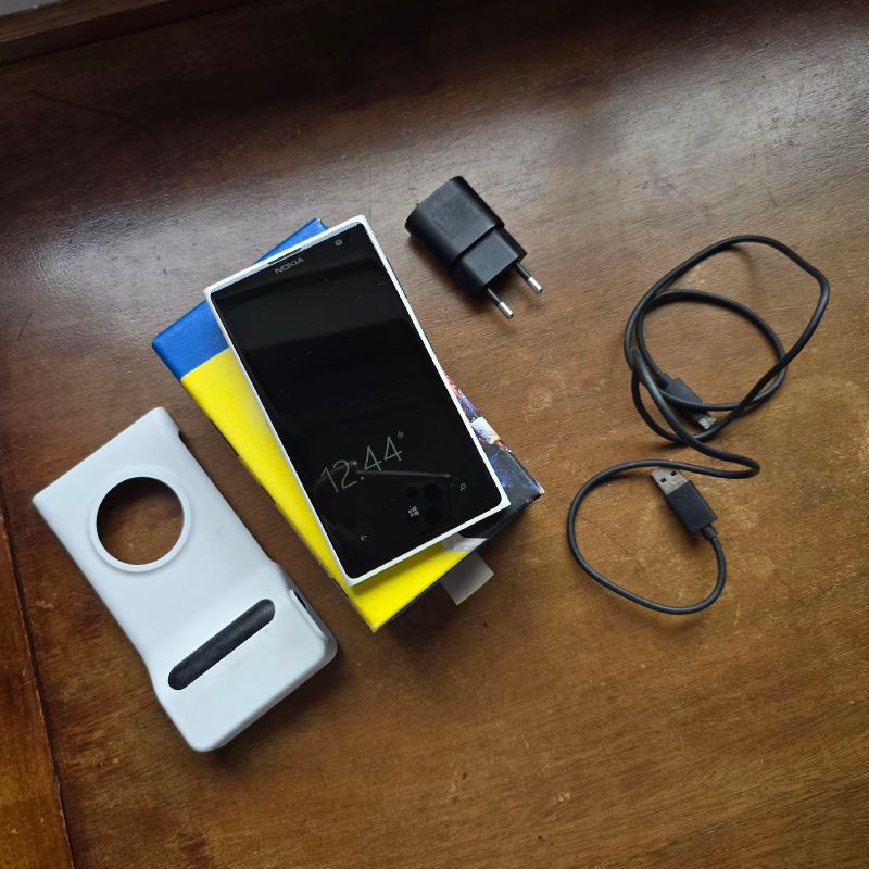 Nokia Lumia 1020 Branco com Camera Grip, Caixa e Acessórios