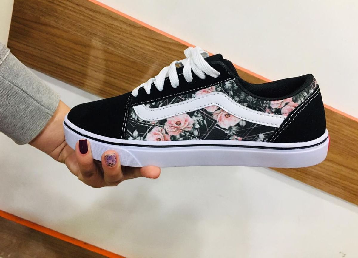 tenis preto feminino delicado