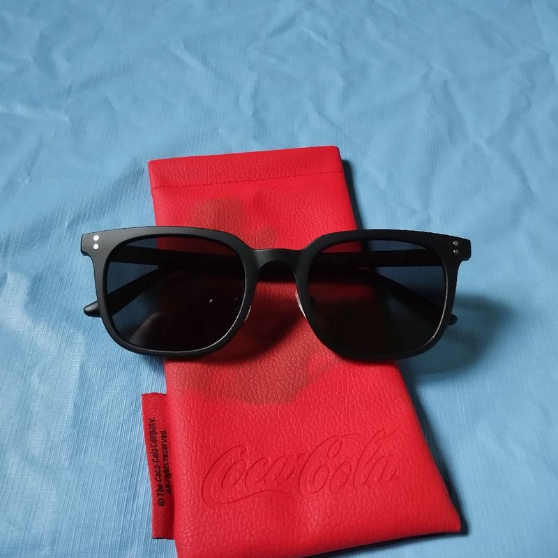 Chilli Beans Coca-Cola Sunglasses Chilli Beans lança collab inédita com a Coca-Cola® – Homem etc main image 2