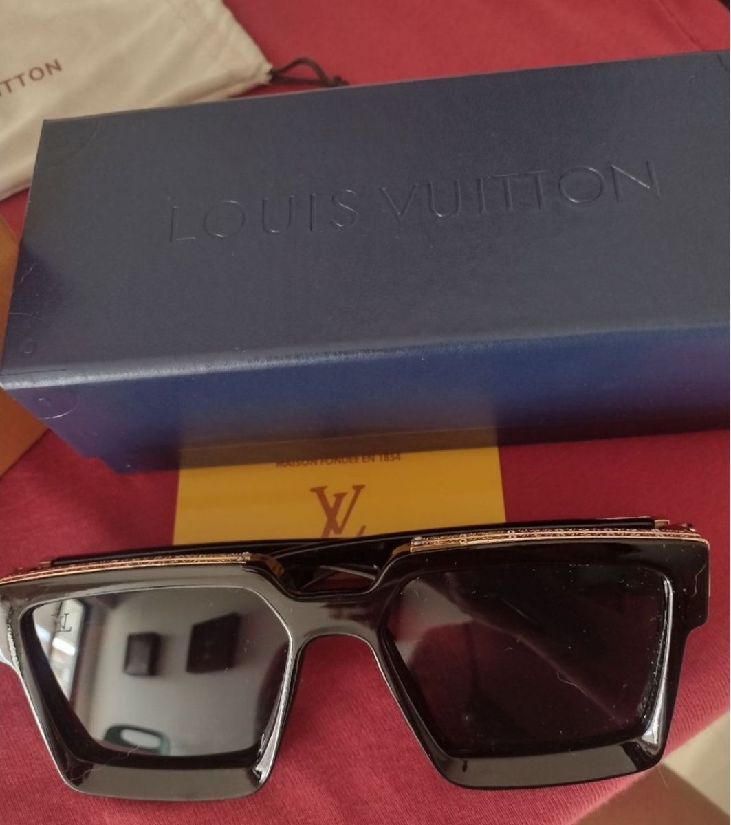 Preços baixos em Óculos de Sol Masculino Louis Vuitton Preto para