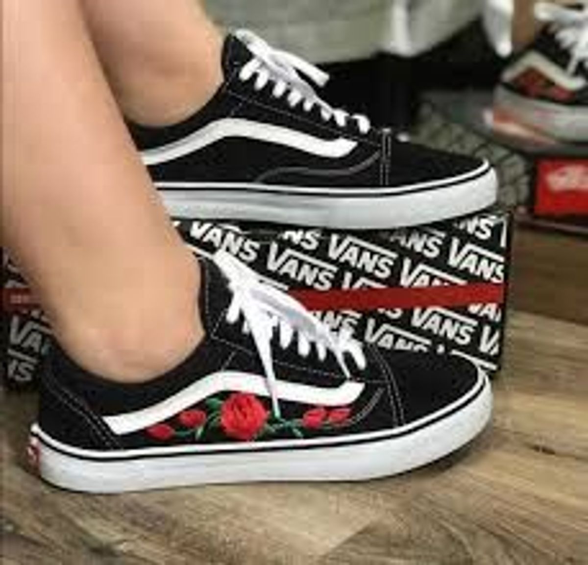 vans old skool preto com rosas vermelhas