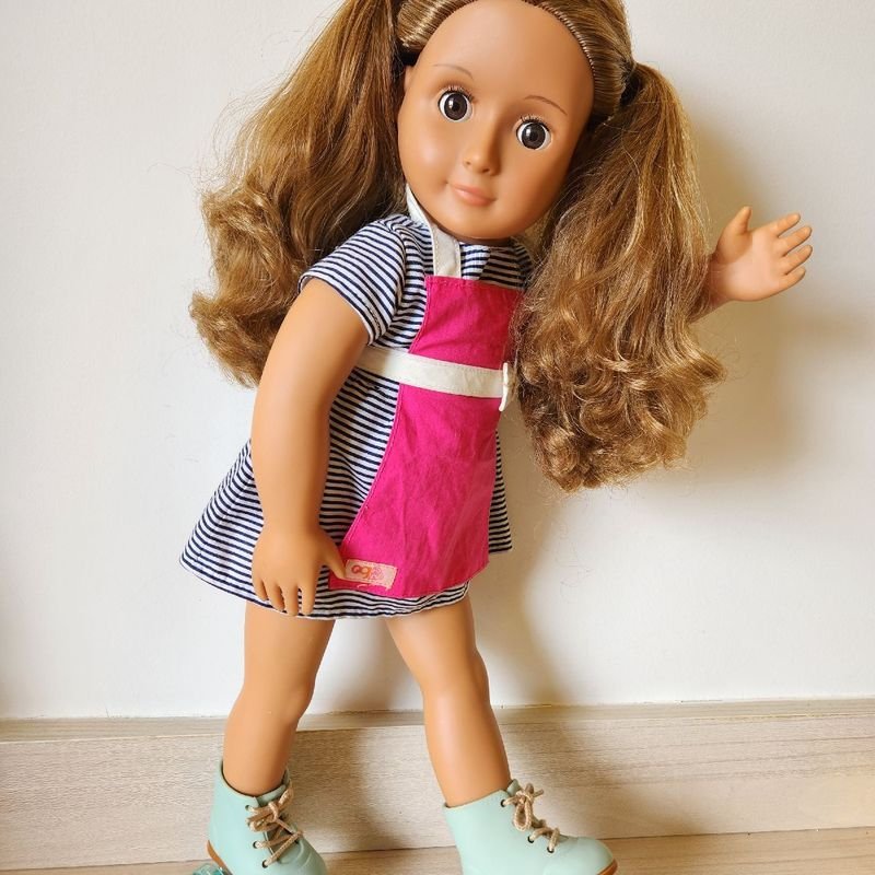 Boneca Our Generation - Isa Com 2 Roupa E Patins De Luxo