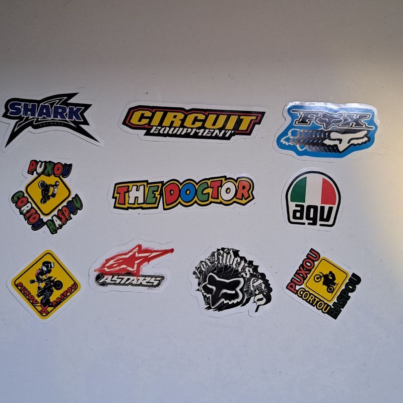 Pacote com 10 Adesivos com Temas de Moto (Agv, Fox, Circuit