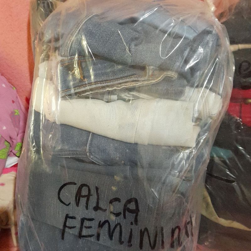 Pacotes com Variedades de Roupas Cal a Feminina Variedades Usado
