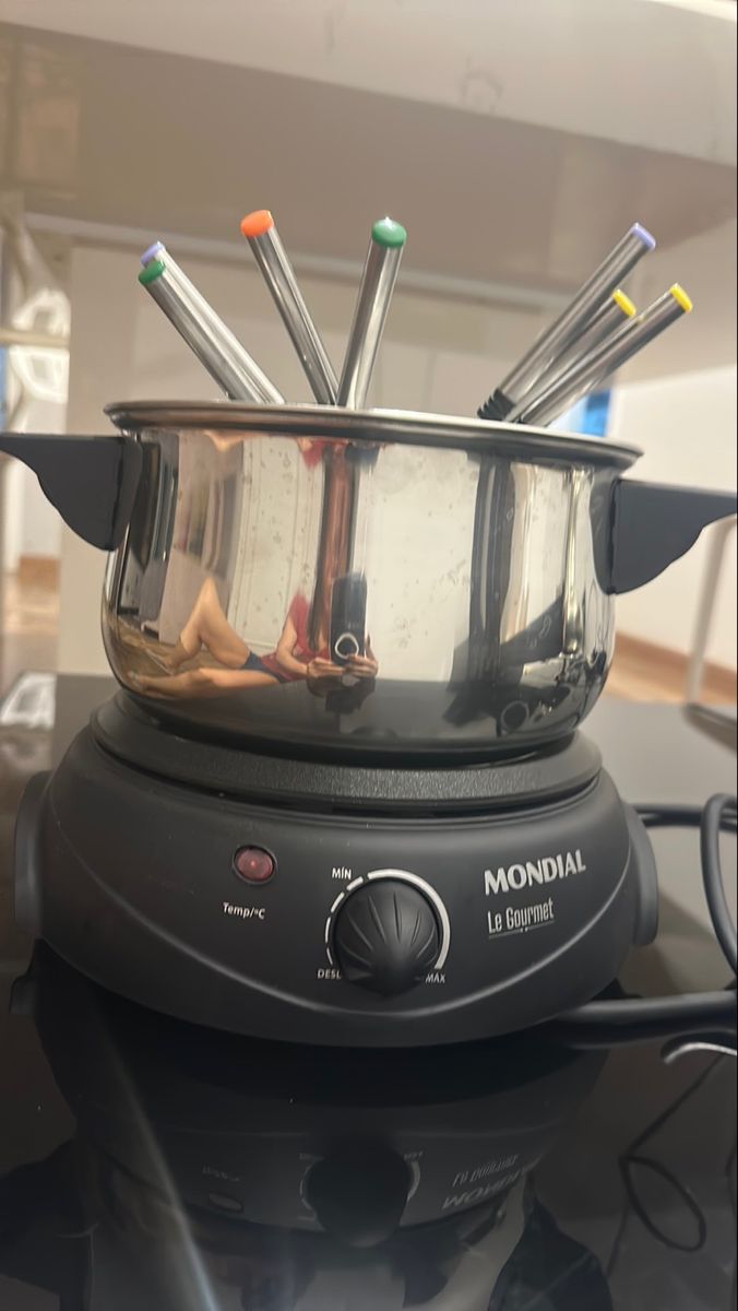 Fondue Électrique Mondial Inox FD02 – 1500W, 1,5L, Inox Élégant Pour Soirées Fondue Conviviales