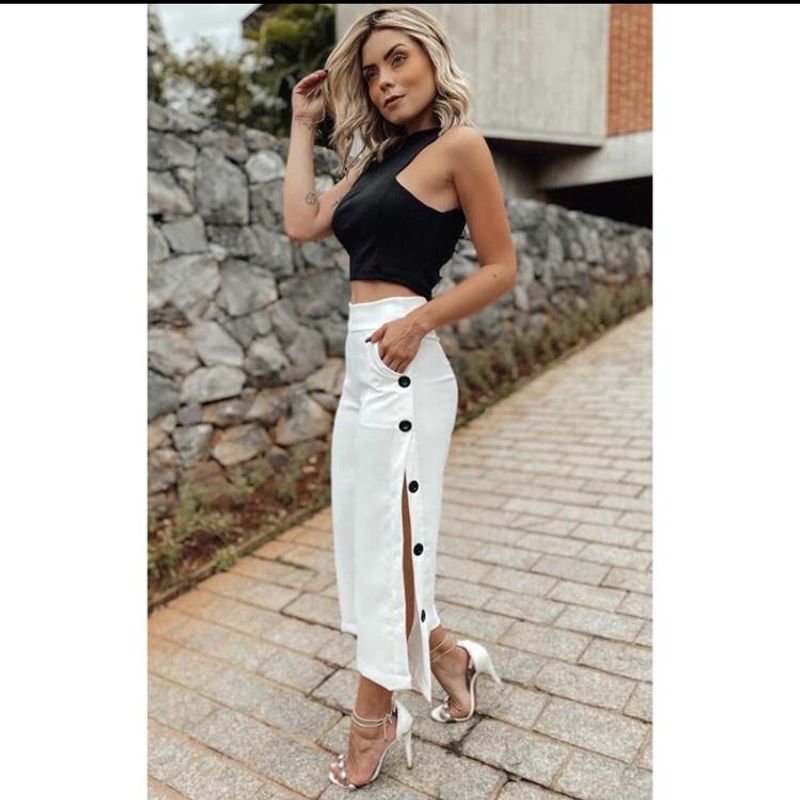 Calça pantacourt aberta na hot sale lateral