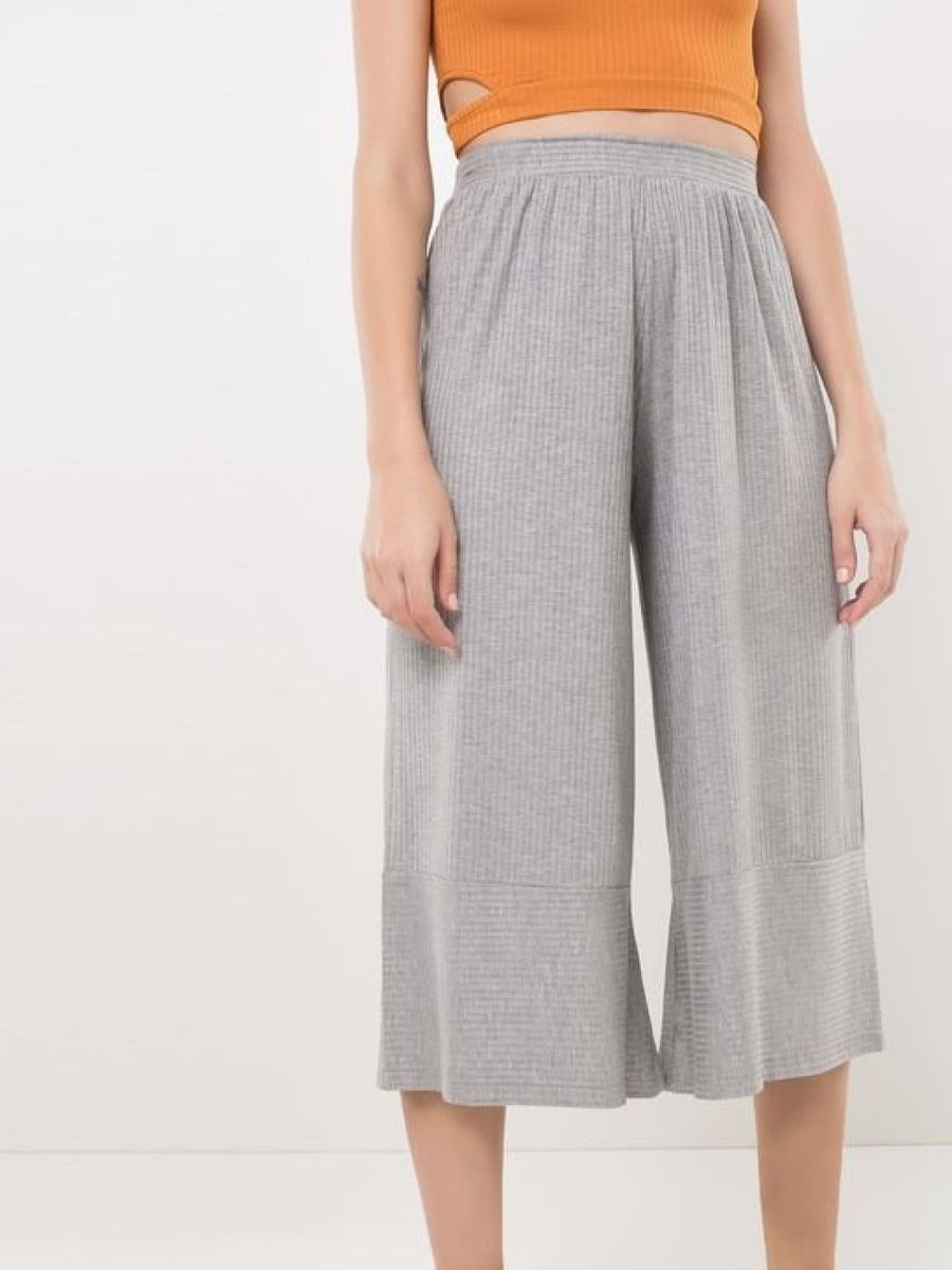 calça pantacourt cinza