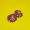 par de brincos feminino - flores margarida na cor vinho - tamanho médio - brincos 