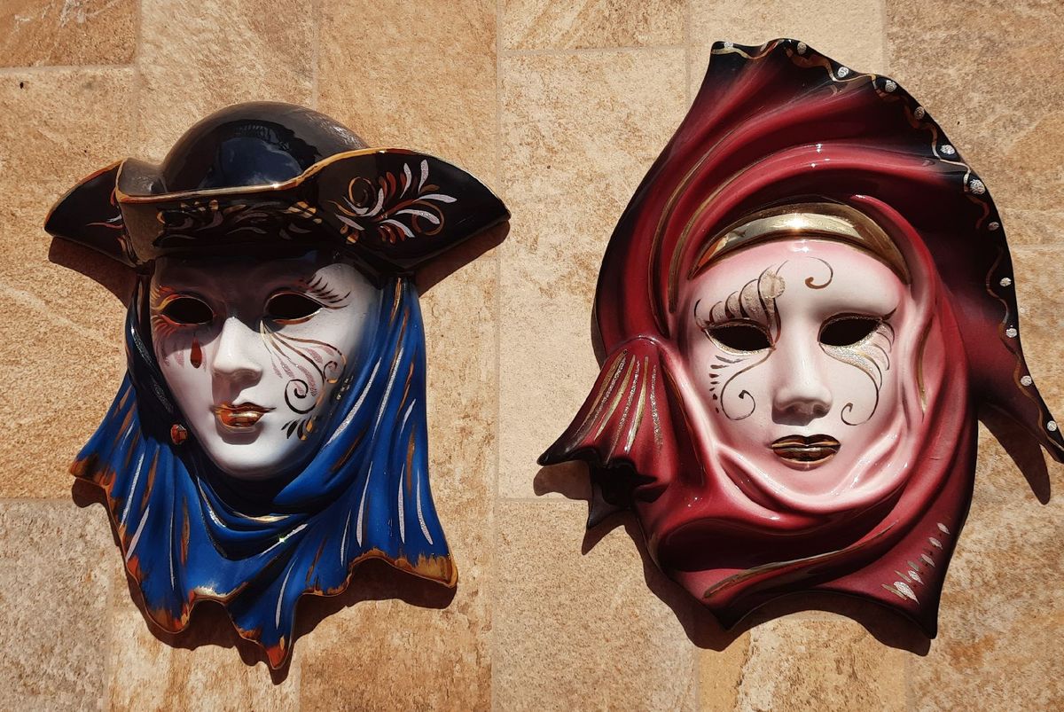 Par de Máscaras Antigas em Porcelana com Pintura Manual e Detalhes À ...