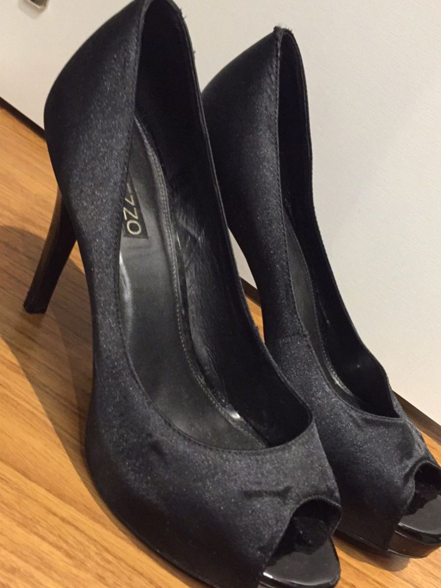 peep toe arezzo preto