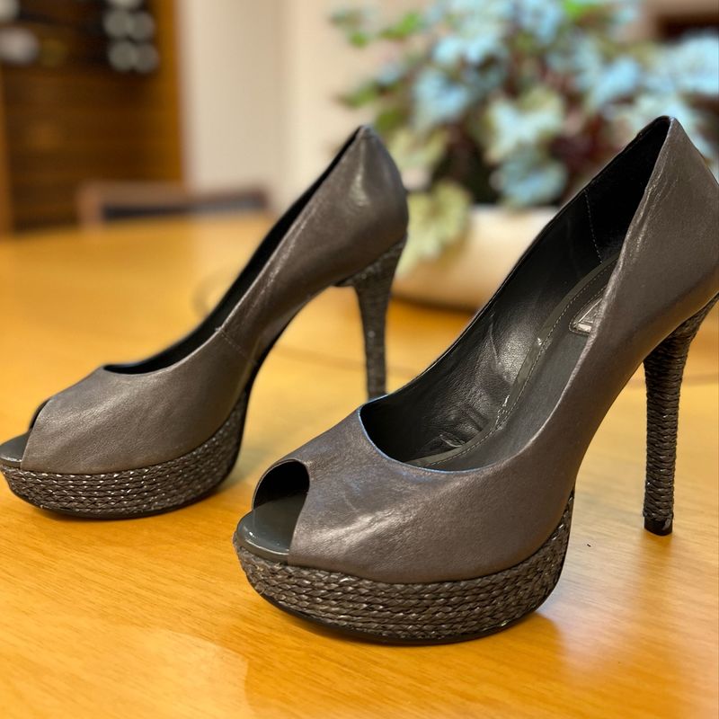 Peep toe arezzo store preto