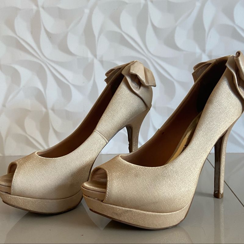 Peep toe dourado store vizzano