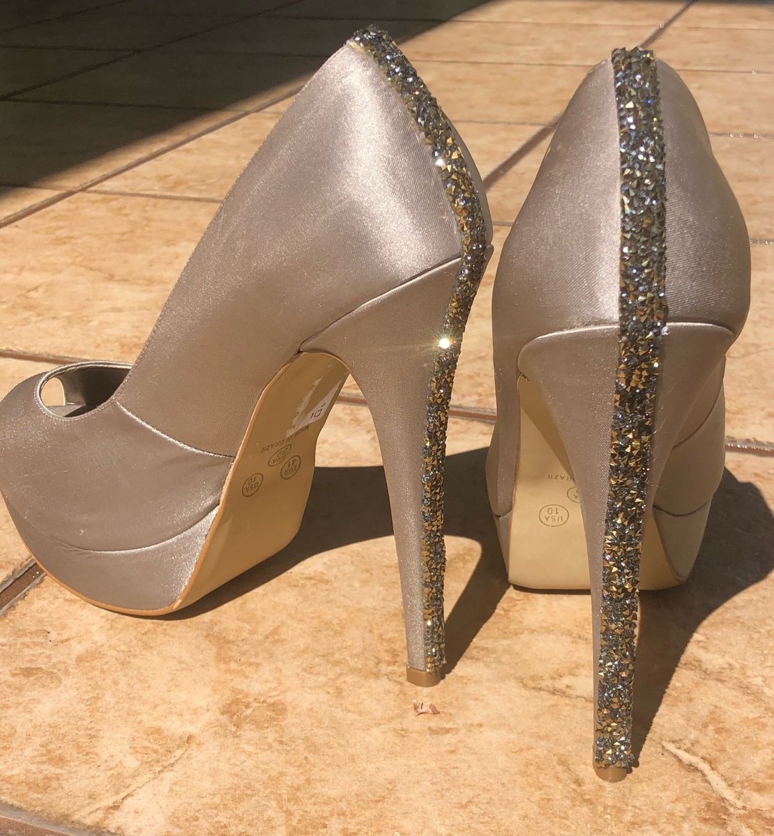 salto alto com pedras