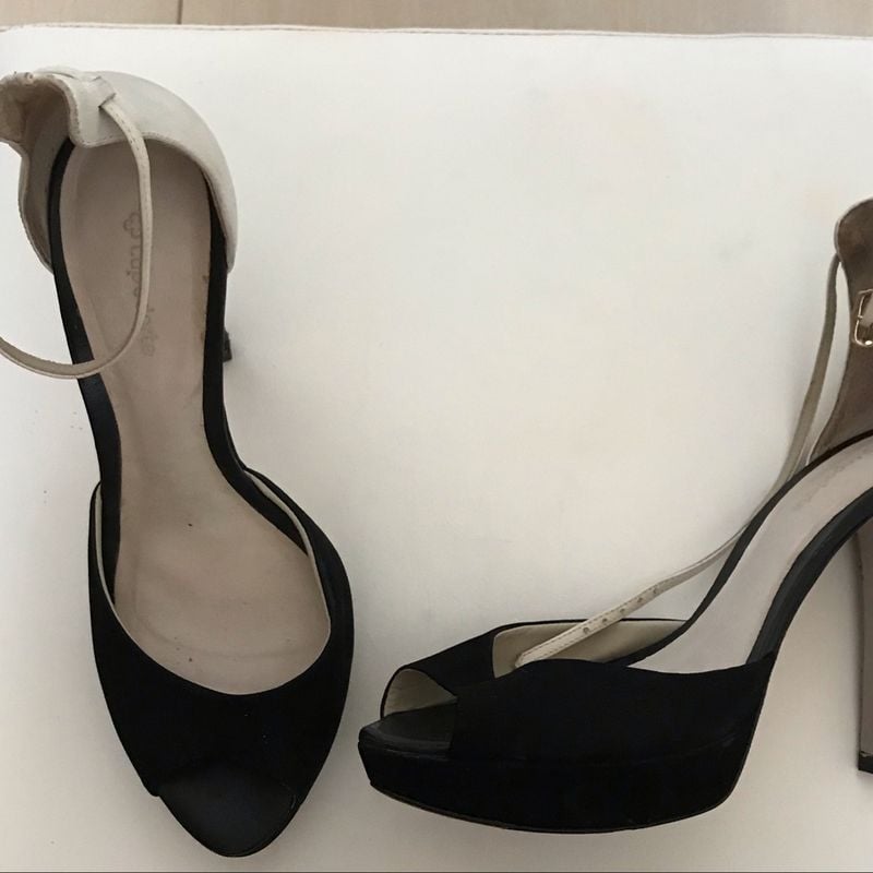 Peep toe sale preto e branco