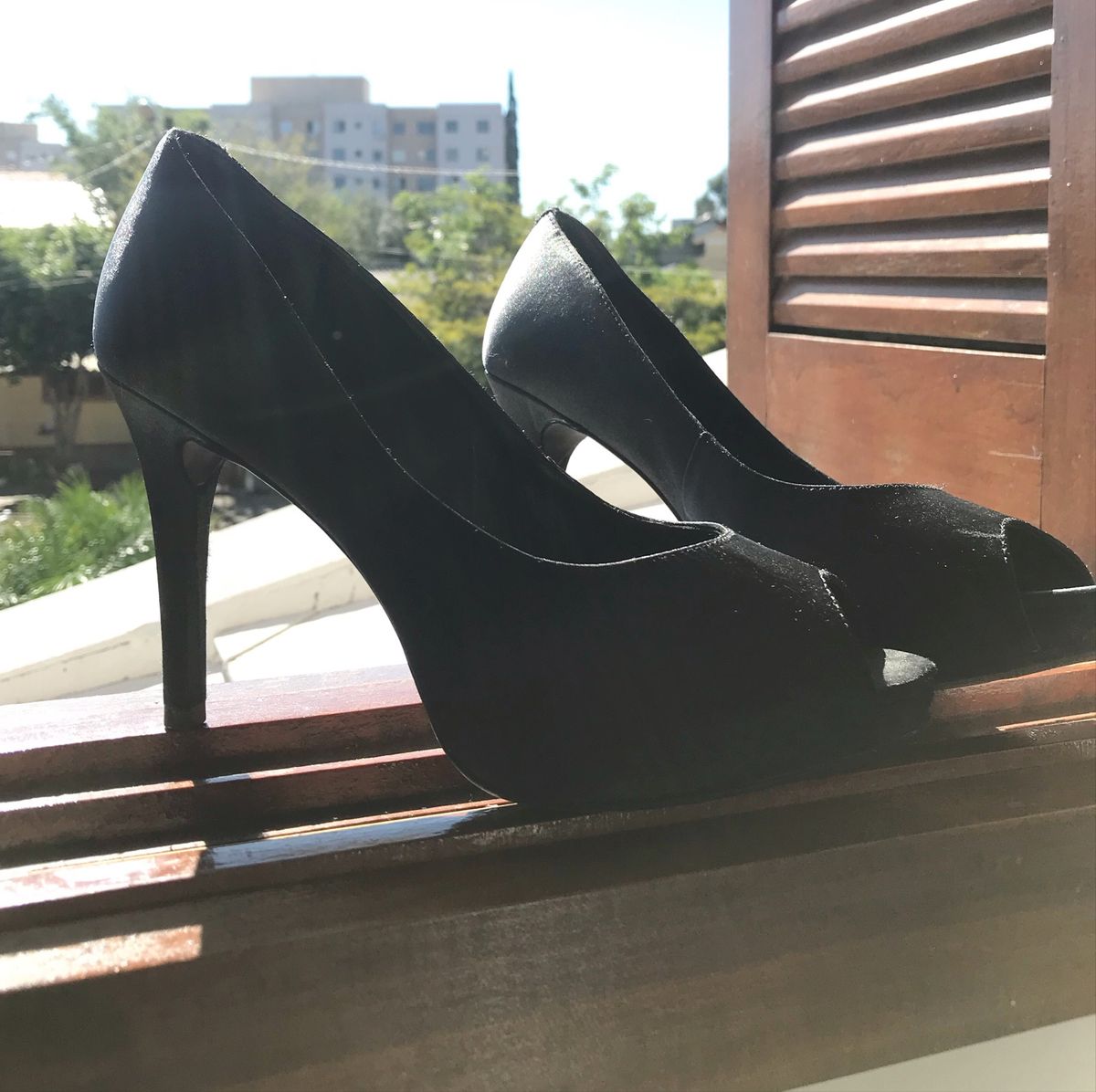 peep toe arezzo preto