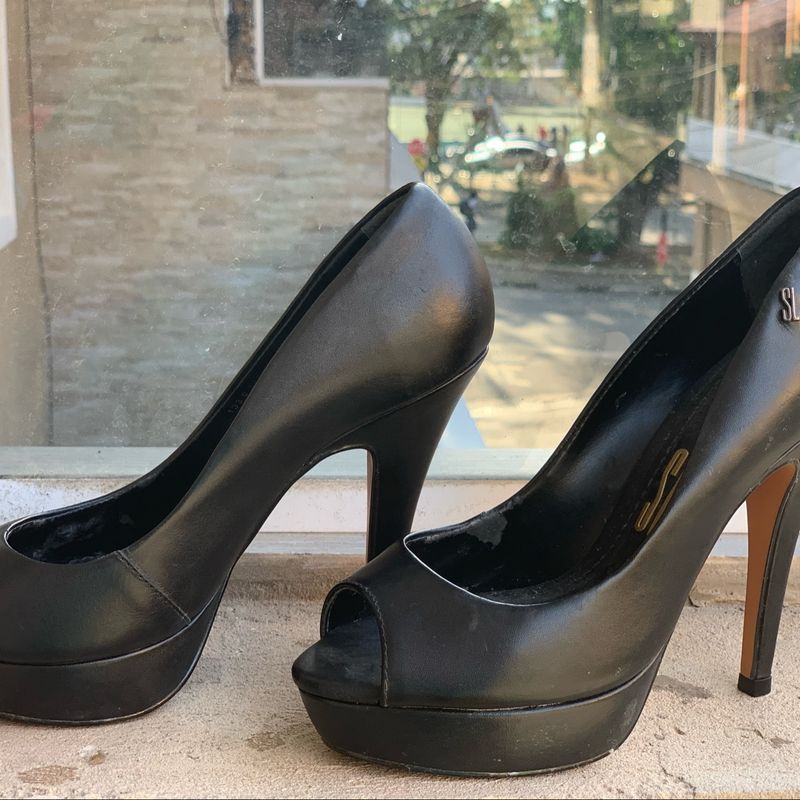 Peep toe preto santa 2024 lolla