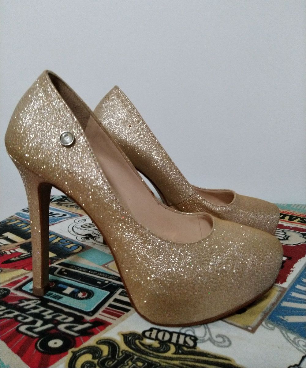 scarpin dourado com glitter