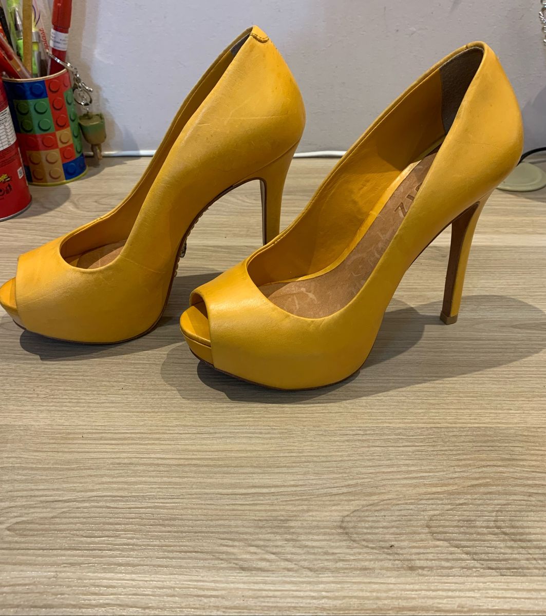 sapato mostarda feminino