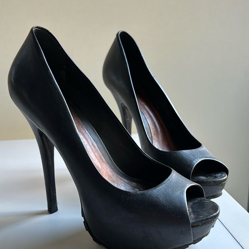 Peep toe hot sale schutz preto