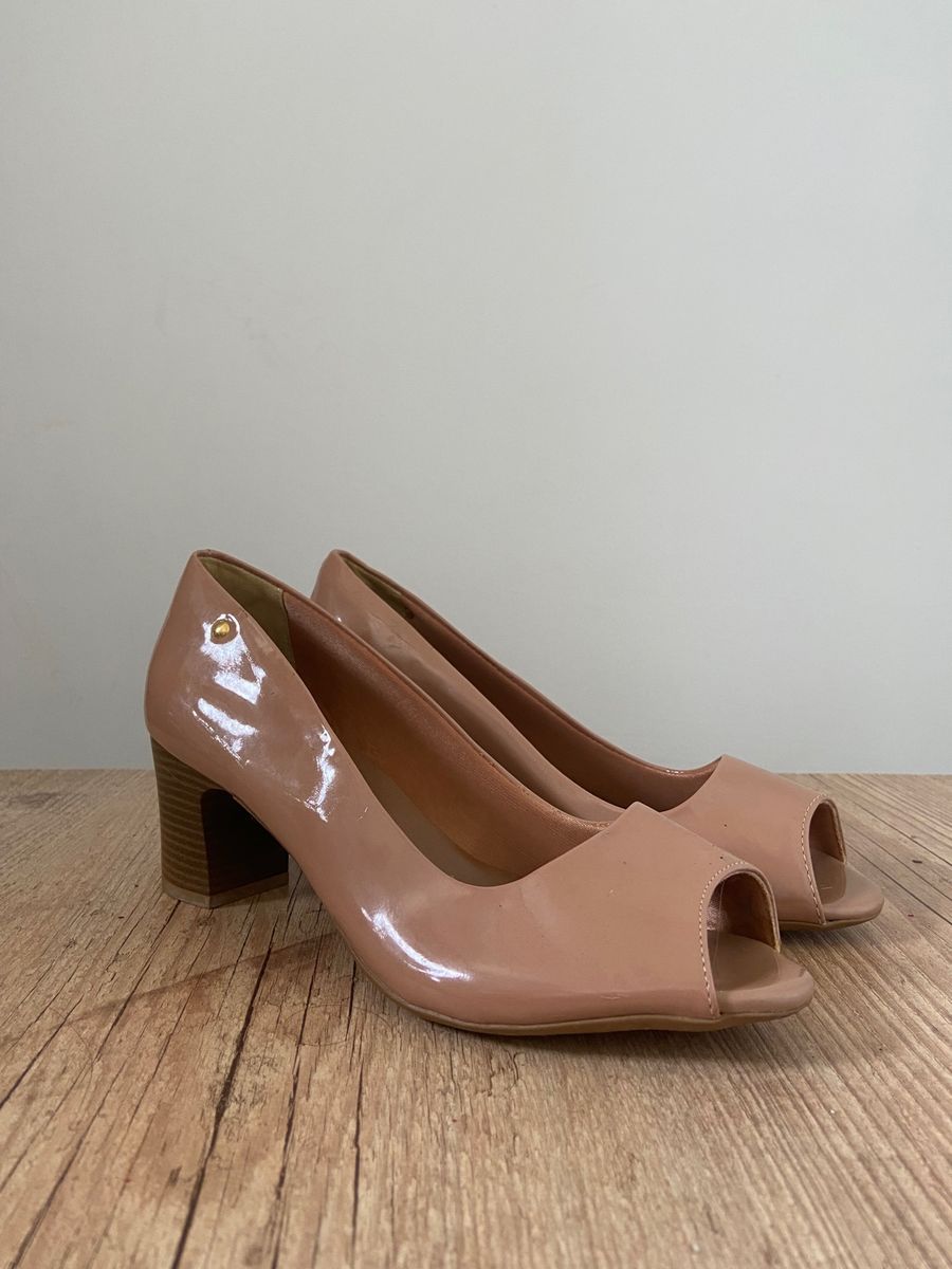 Peep toe verniz store nude