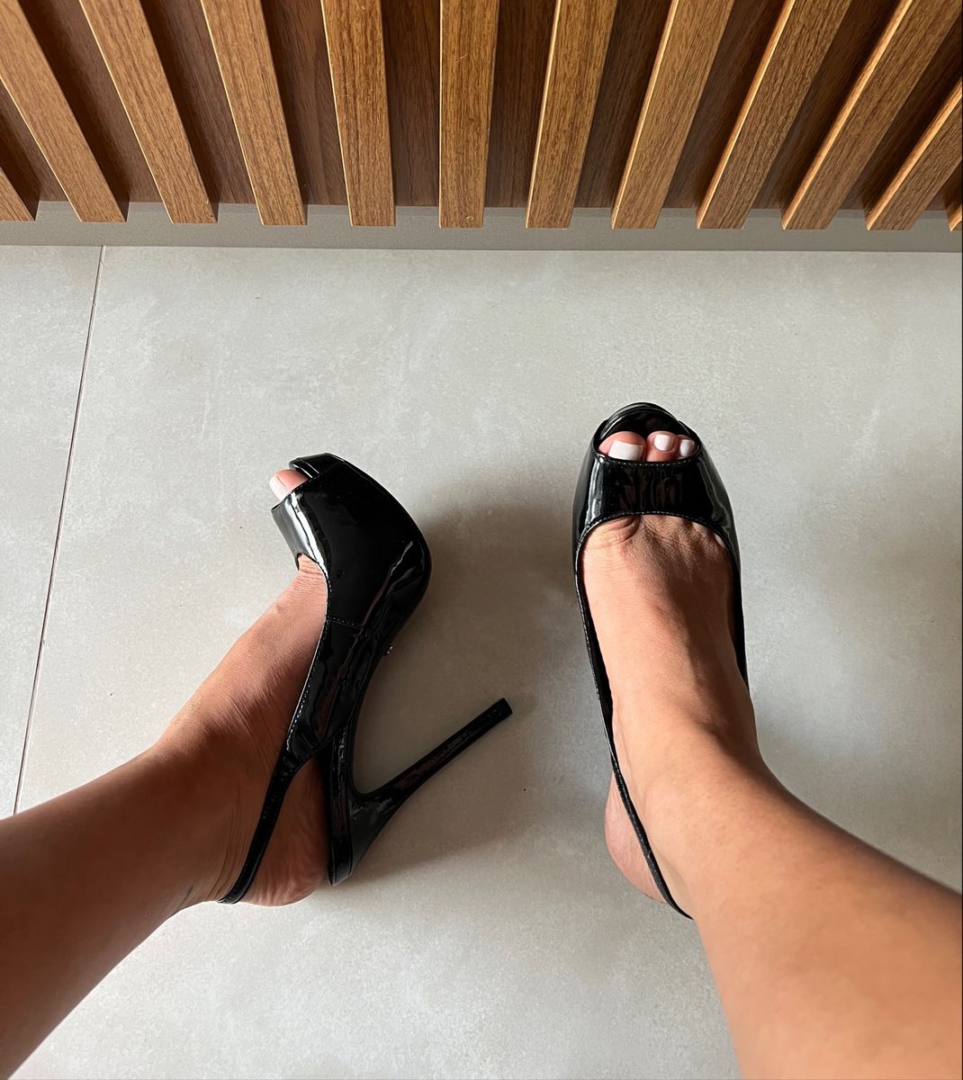 Peep toe hot sale verniz preto