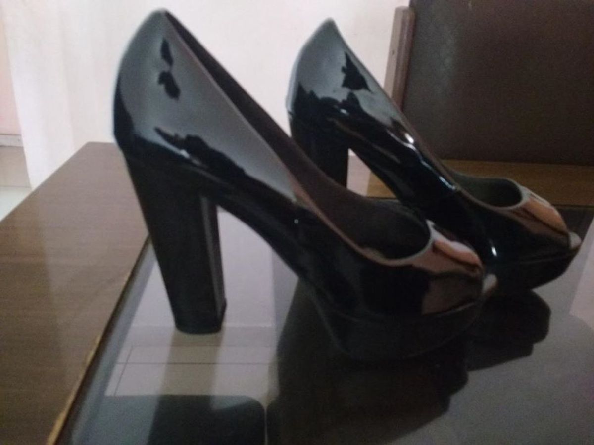 sapato peep toe preto salto grosso