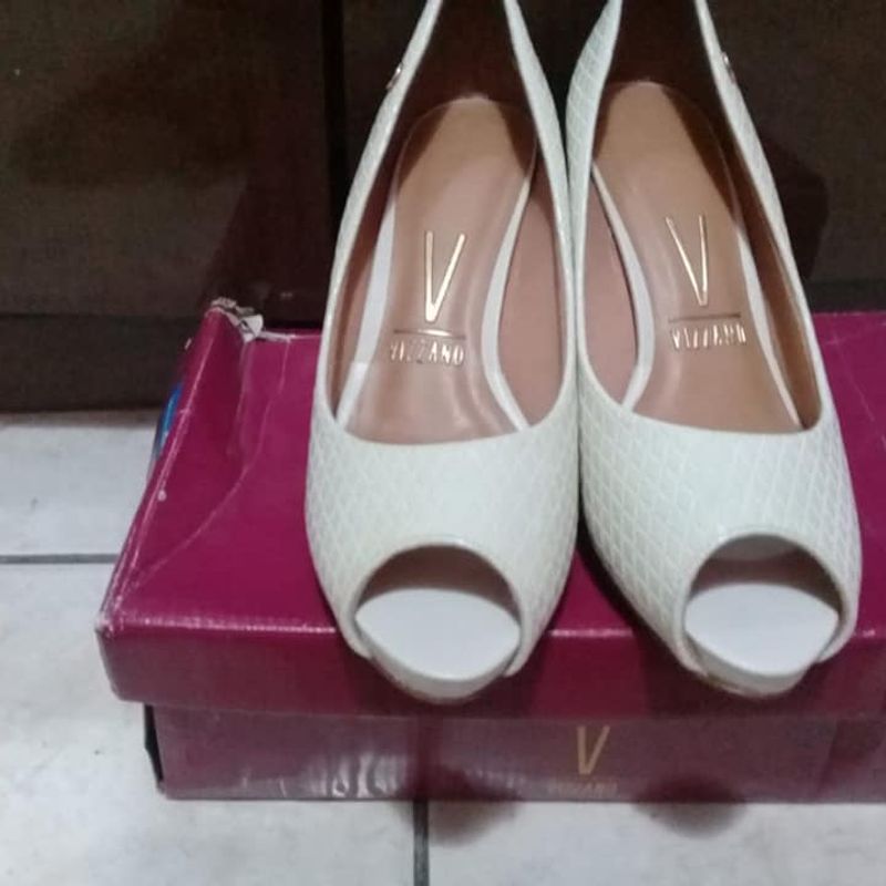 Sapato peep sales toe vizzano branco