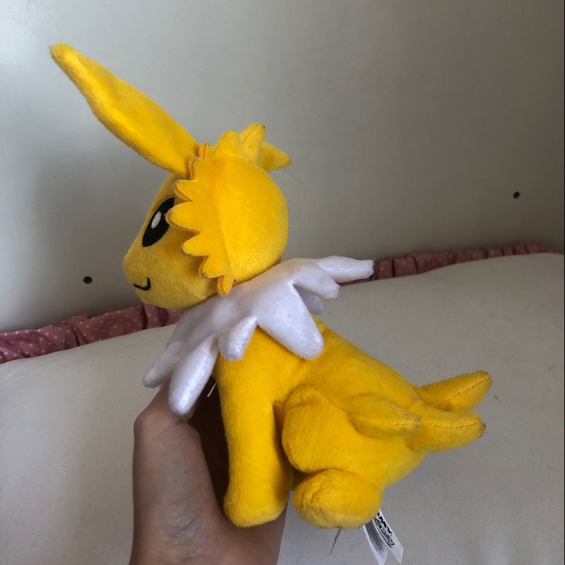 Pelúcia Turma Pokémon EEVEE JOLTEON (18 cm) - Importada