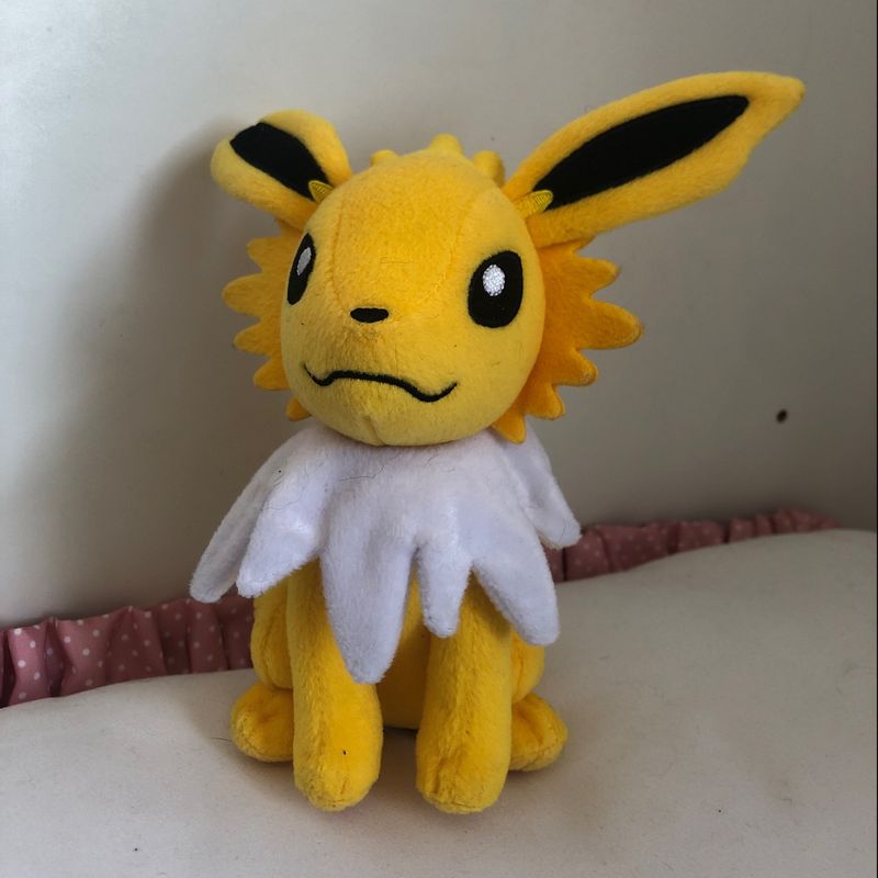 Pelúcia Pokémon Jolteon Evolução Eevee 20cm 3545 Sunny