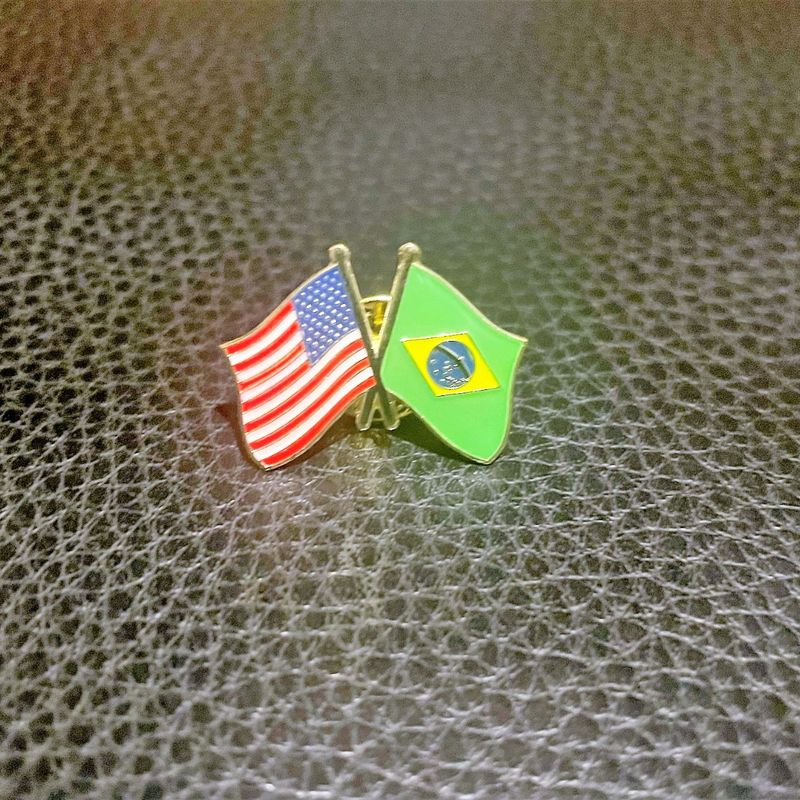 Botton Pin Bandeiras Cruzadas Brasil x EUA