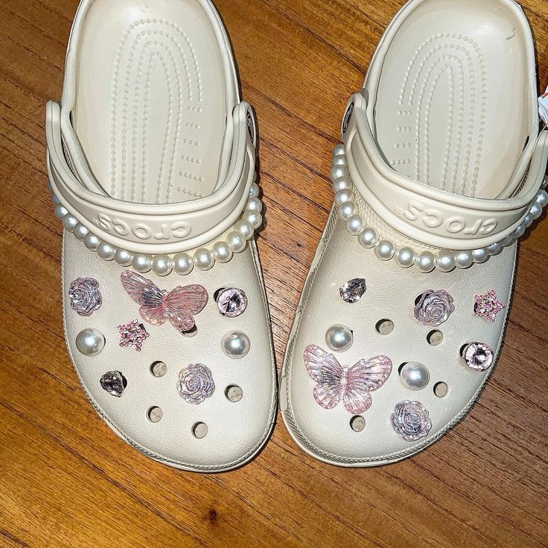 Crocs com pins sales