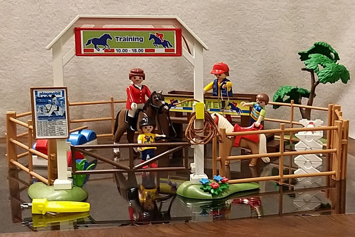Playmobil Country 71238 pas cher, Étable et carrière pour chevaux Playmobil Country 71238 pas cher, Étable et carrière pour chevaux