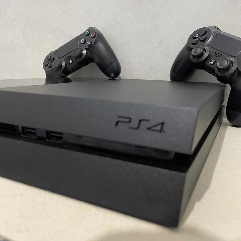 Ps4 com Jogo e Dois Controles, Console de Videogame Playstation Usado  93674500