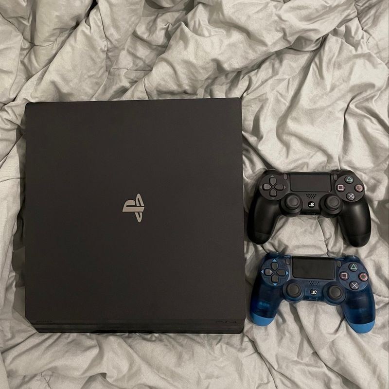 Playstation 4 (ps4 Pro) 1tb Acompanha Jogos e Dois Controles | Console de  Videogame Sony Usado 87705972 | enjoei