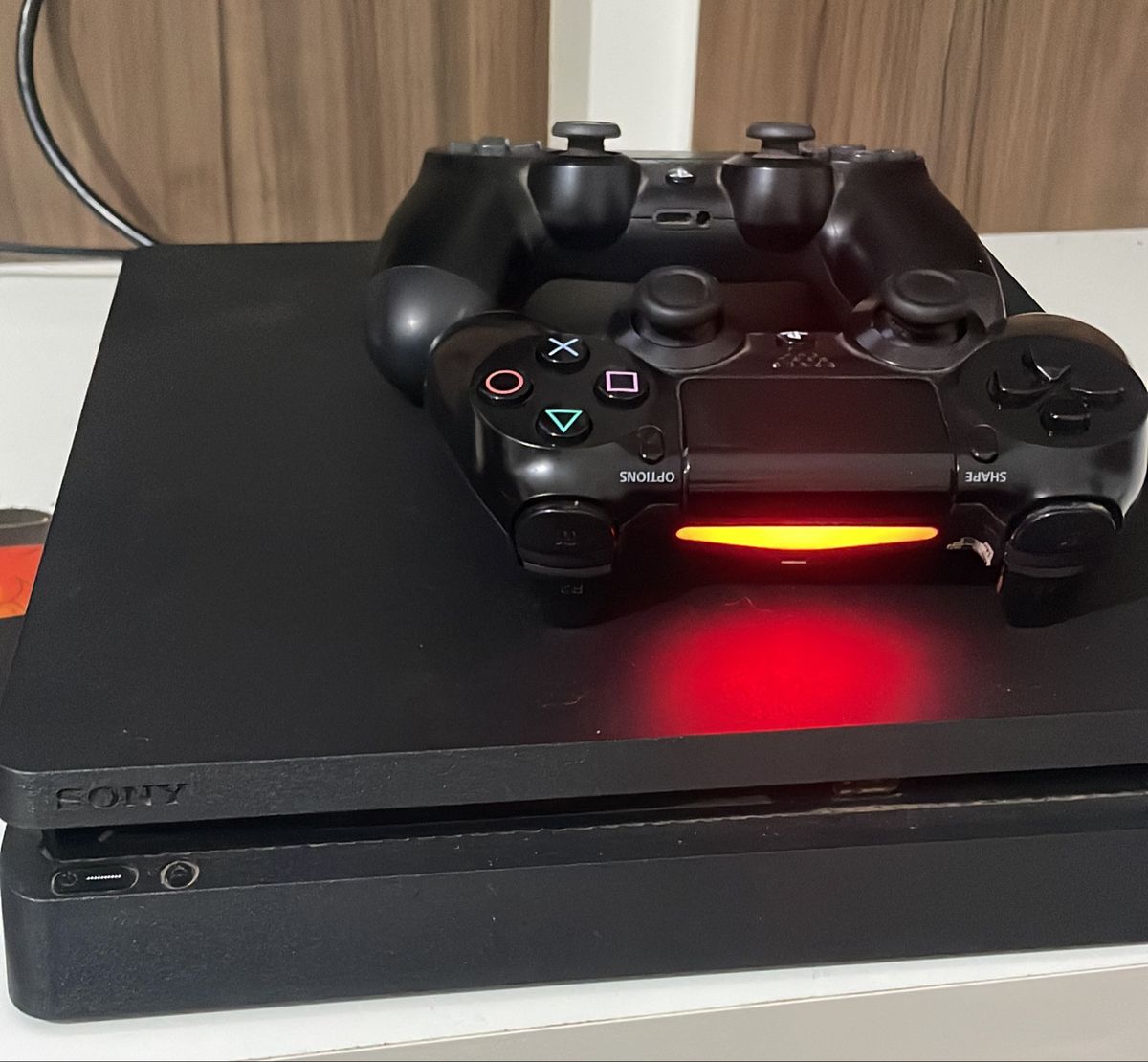 Ps4 com Jogo e Dois Controles, Console de Videogame Playstation Usado  93674500