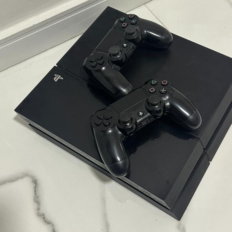 Ps4 com Jogo e Dois Controles, Console de Videogame Playstation Usado  93674500