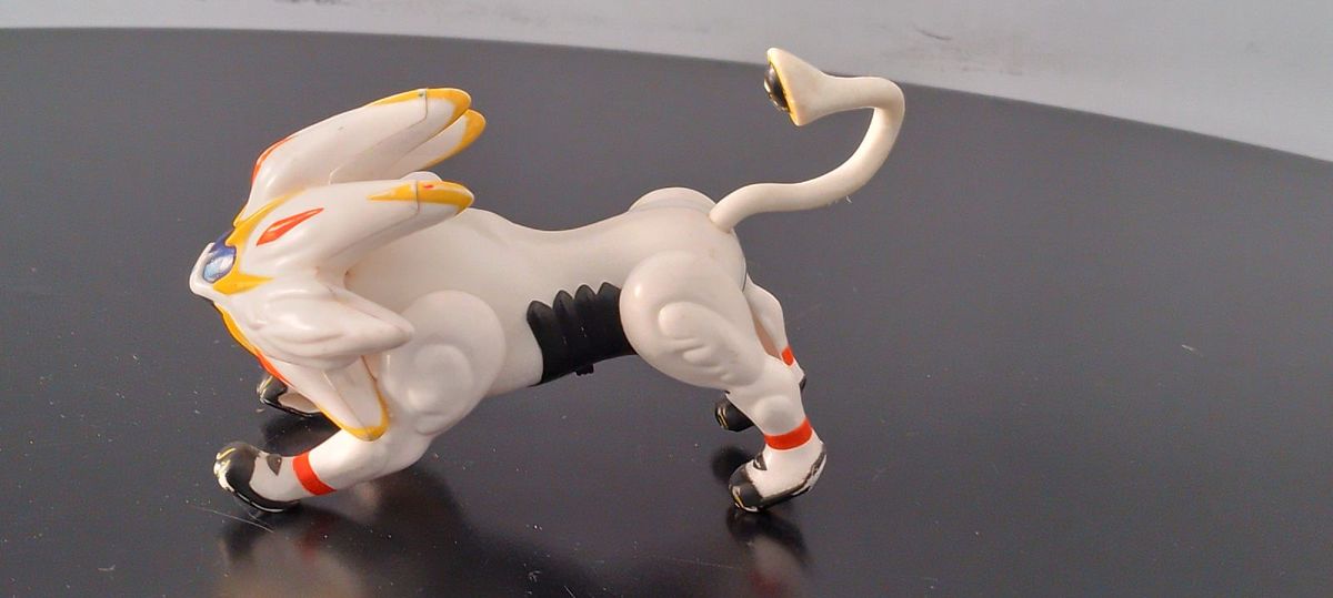 Boneco Pokémon Lendário Solgaleo