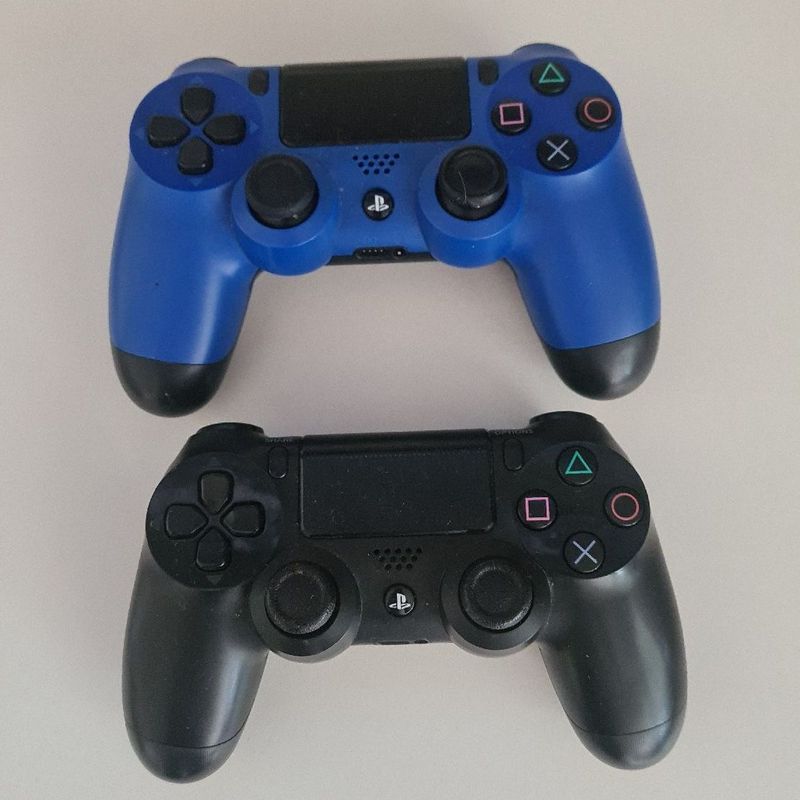 Ps4 com Jogo e Dois Controles, Console de Videogame Playstation Usado  93674500