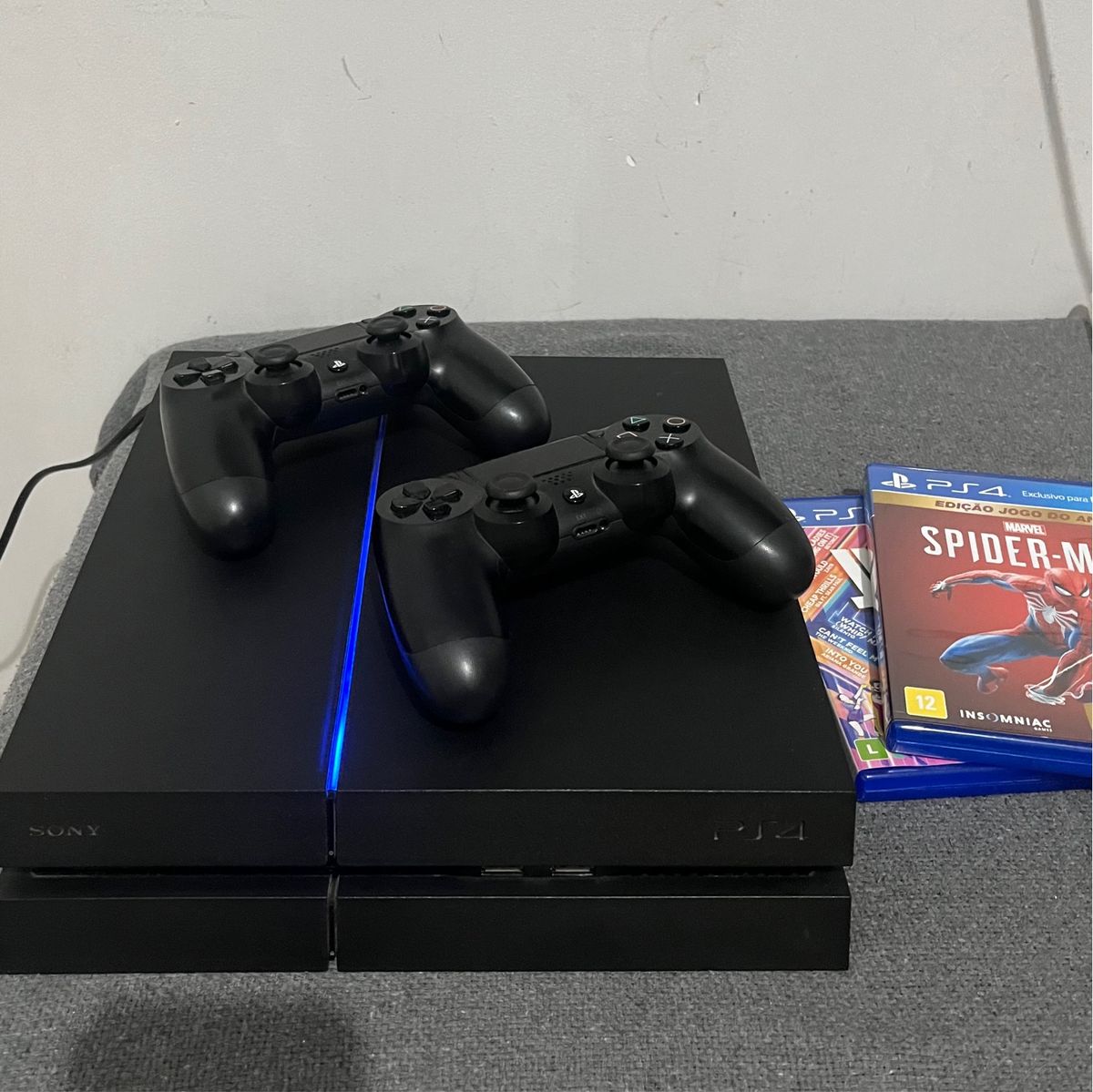 Ps4 com Jogo e Dois Controles, Console de Videogame Playstation Usado  93674500