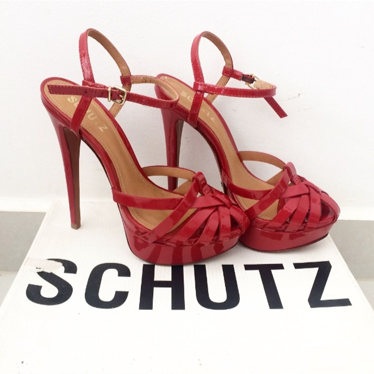 schutz sandalia vermelha