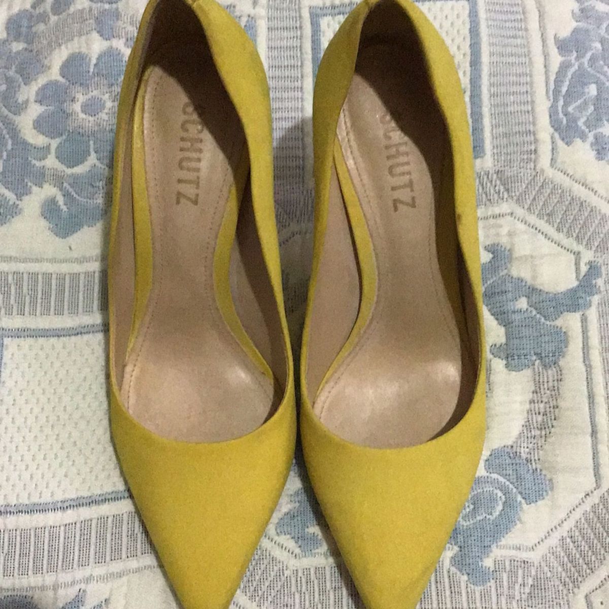 scarpin amarelo schutz