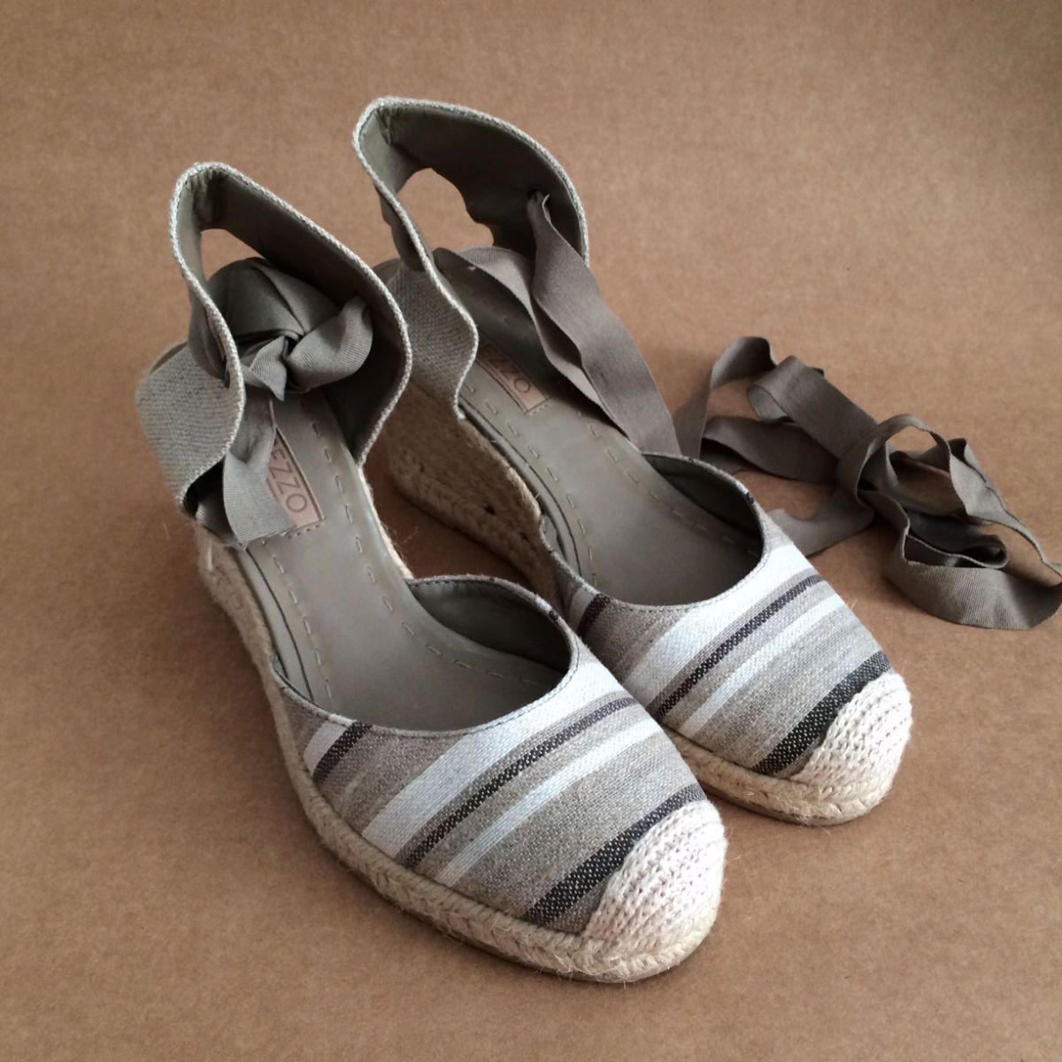 sandalia com amarração no tornozelo arezzo