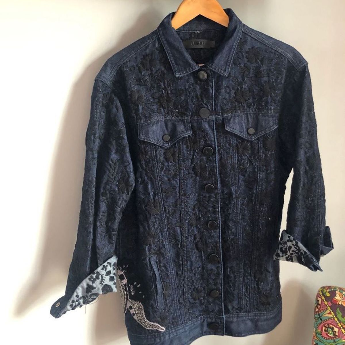 jaqueta jeans bordada animale