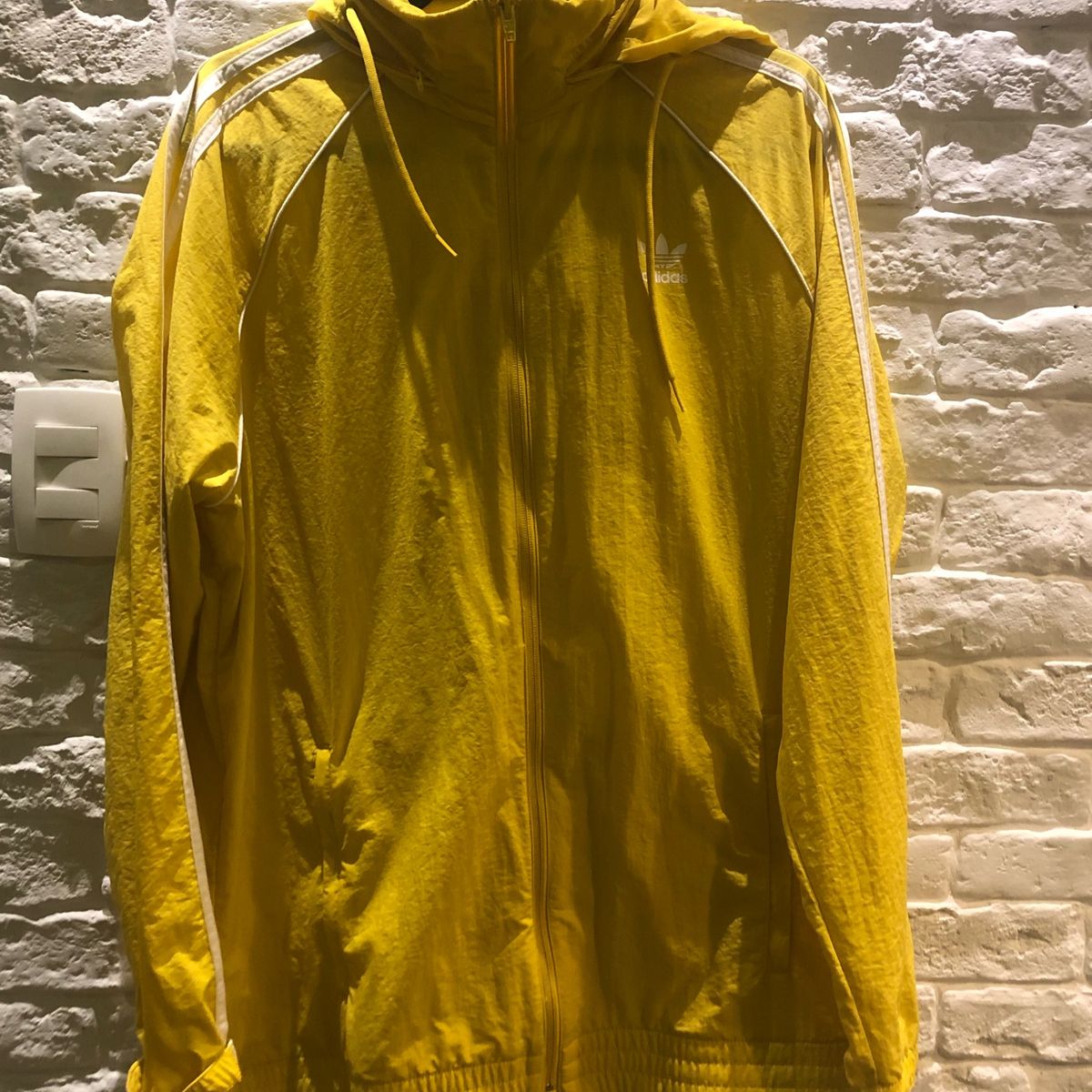 corta vento adidas amarela